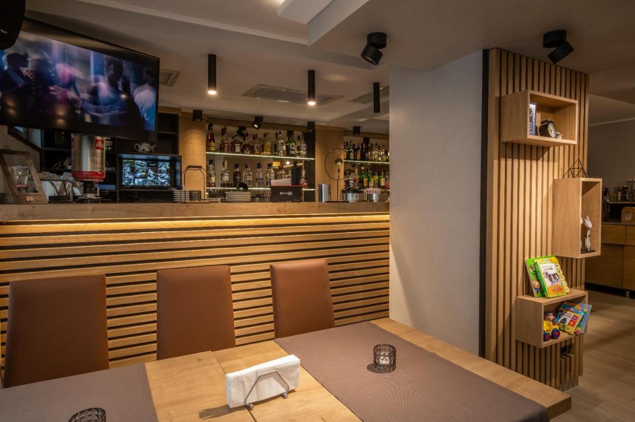 Apartament Tatu Bar&Grill Otopeni Exterior foto